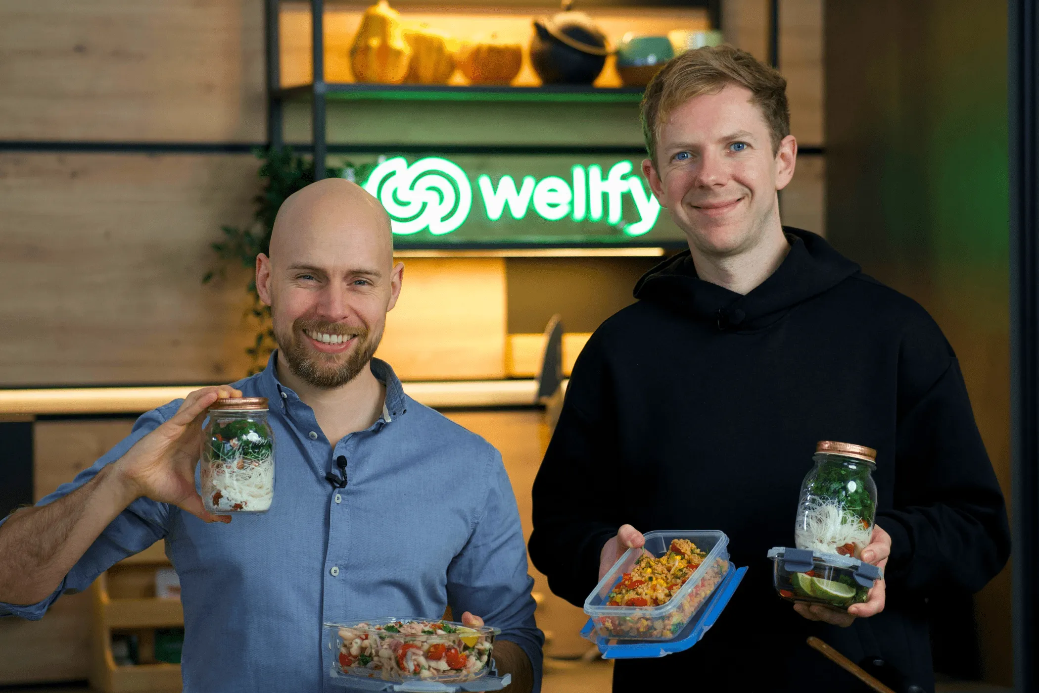 Matthias Malmedie unterstützt Teilnehmer bei Rückenübungen – Onlinekurs für Rückentraining.