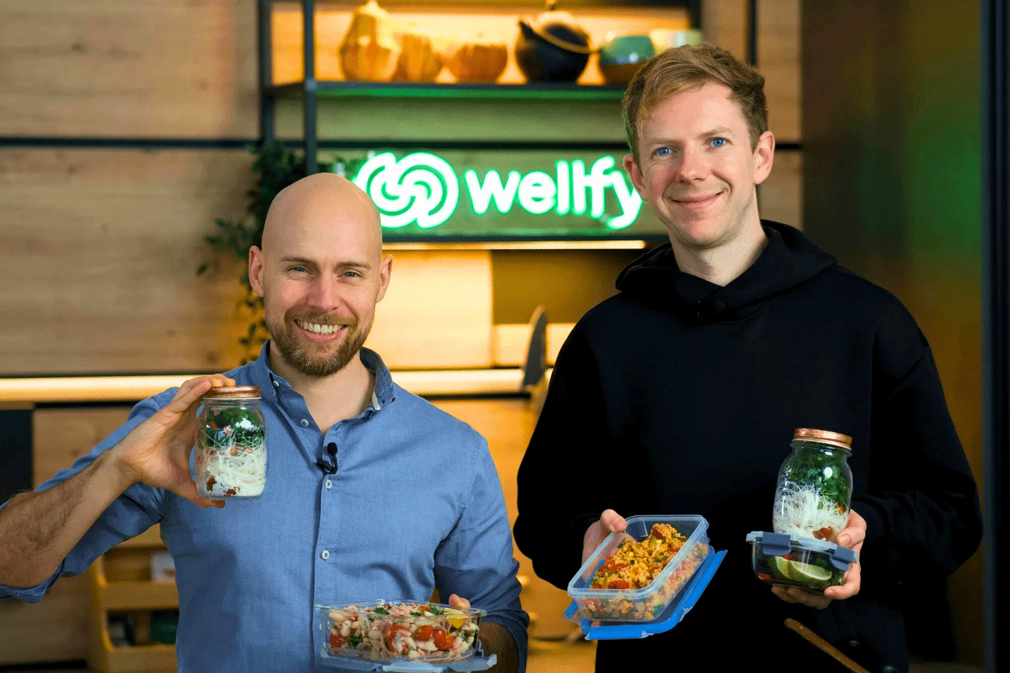 Matthias Malmedie unterstützt Teilnehmer bei Rückenübungen – Onlinekurs für Rückentraining.