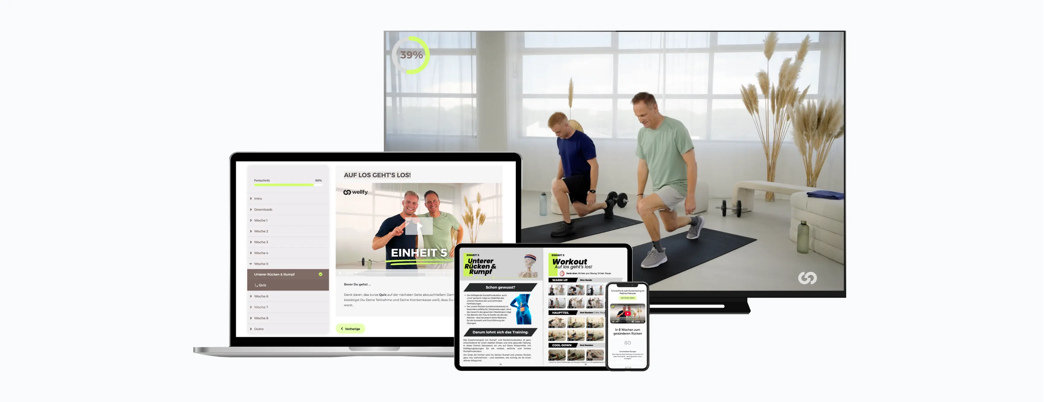 Junge Frau trainiert im Wohnzimmer auf einer Yogamatte mit Seitstütz-Übung – Onlinekurs für Rückentraining, Fitness und Mobilität.