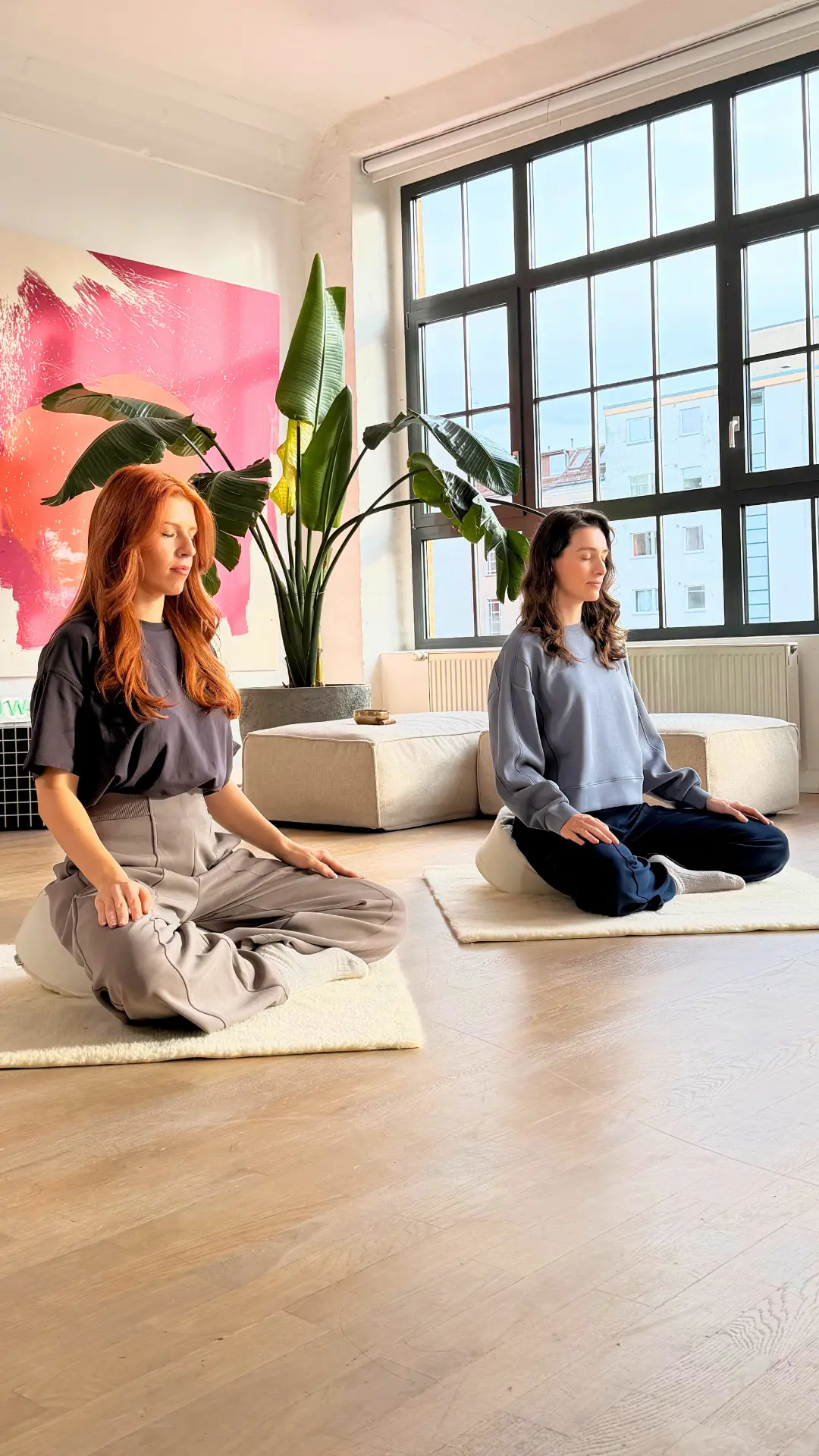 Zwei Männer kochen gemeinsam ein gesundes Gericht – Onlinekurs für Ernährung.