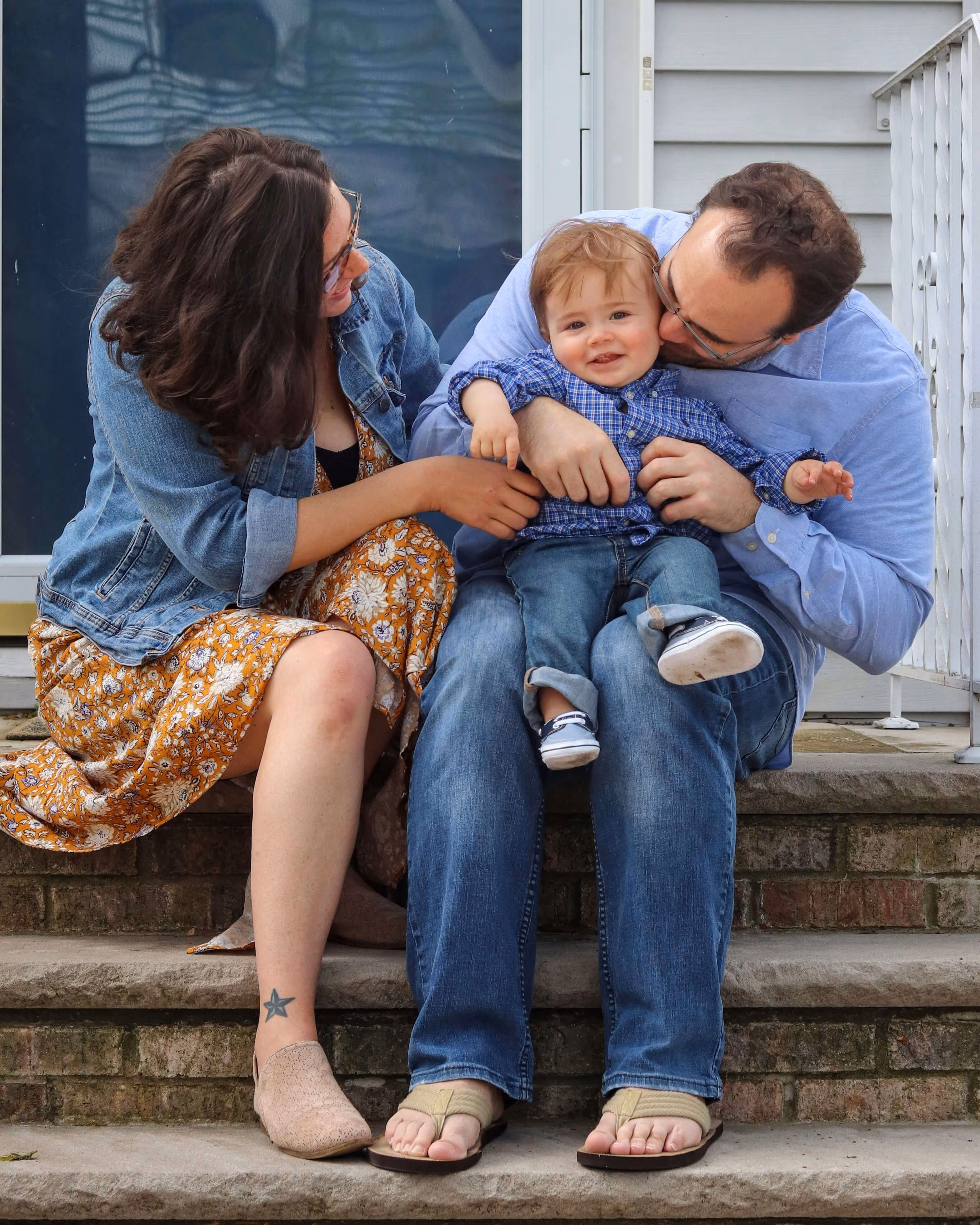 Familie in der Natur läuft über eine Wiese