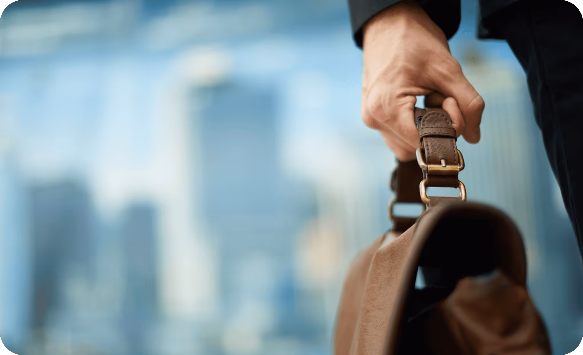 Aktentasche, die von einem Mann gehalten wird