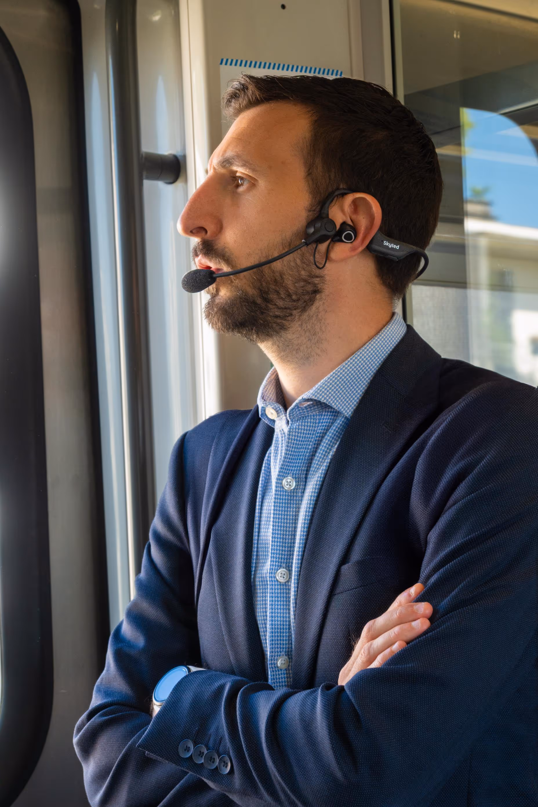 a man on the metro feeling comfortable while using skyted 320