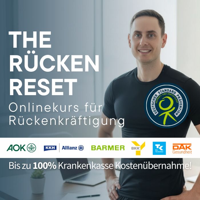 Junger Mann in schwarzem T-Shirt lächelt neben Text für Onlinekurs 'The Rücken Reset' zur Rückenstärkung, mit Logos von Krankenkassen und Hinweis auf bis zu 100% Kostenübernahme.