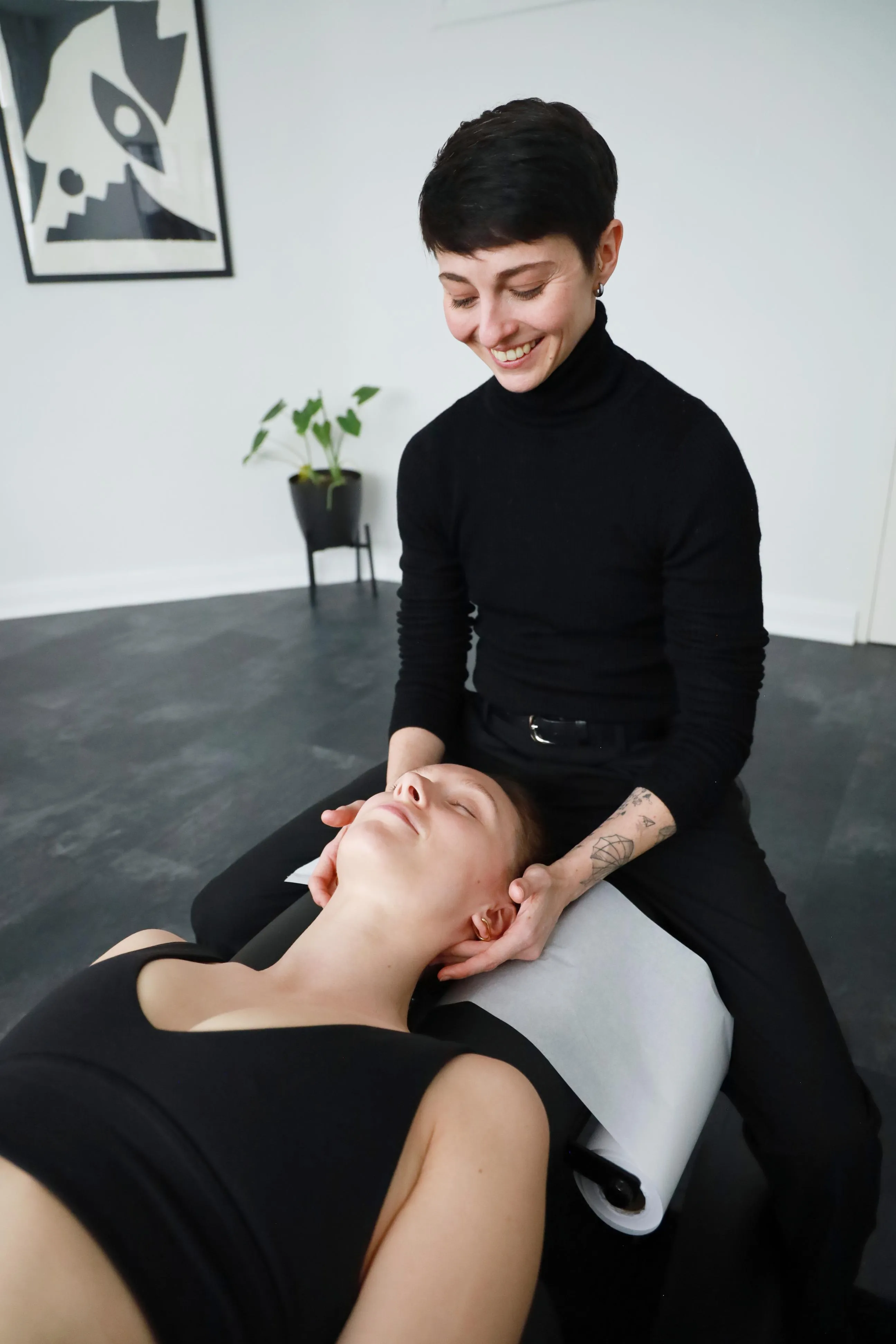 Ein Mann erhält eine chiropraktische Behandlung auf einer Behandlungsliege in einem hellen Raum.