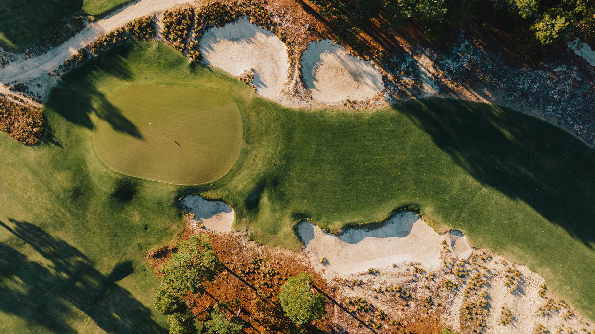 Aerial shot of No. 5 green at Pinehurst No. 2