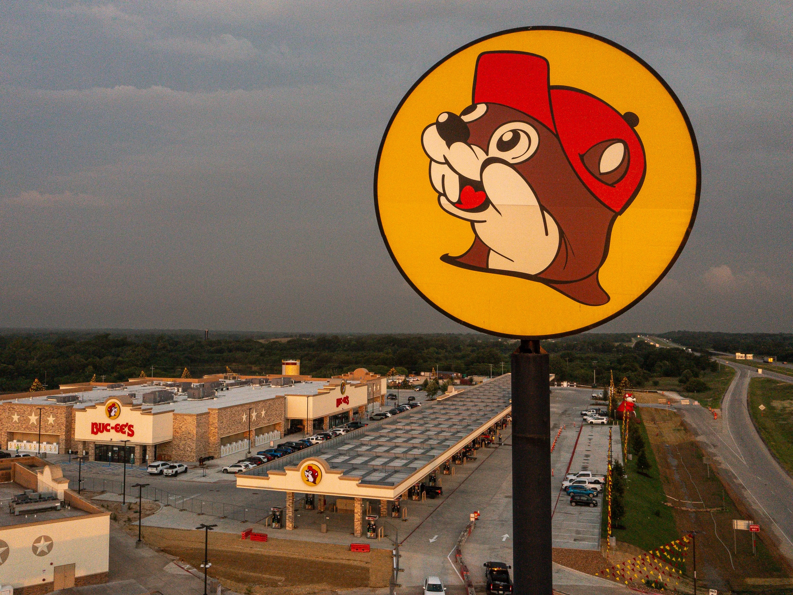 Now THIS is the BIGGEST, BEST Buc-ee's in Texas