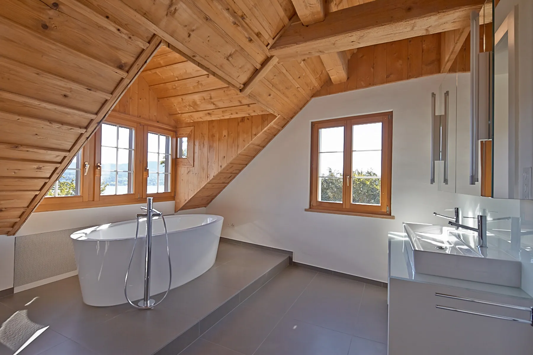 Renoviertes modernes Badezimmer.