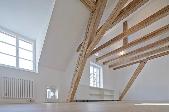 Grosse Holzbalken in einem Haus.