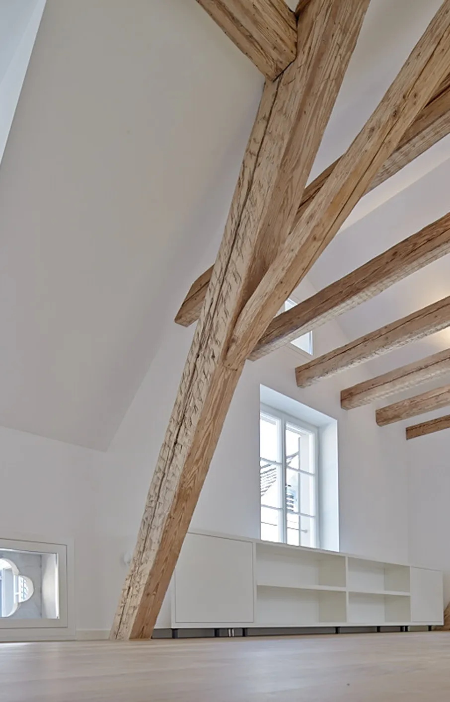 Grosse Holzbalken in einem Haus.