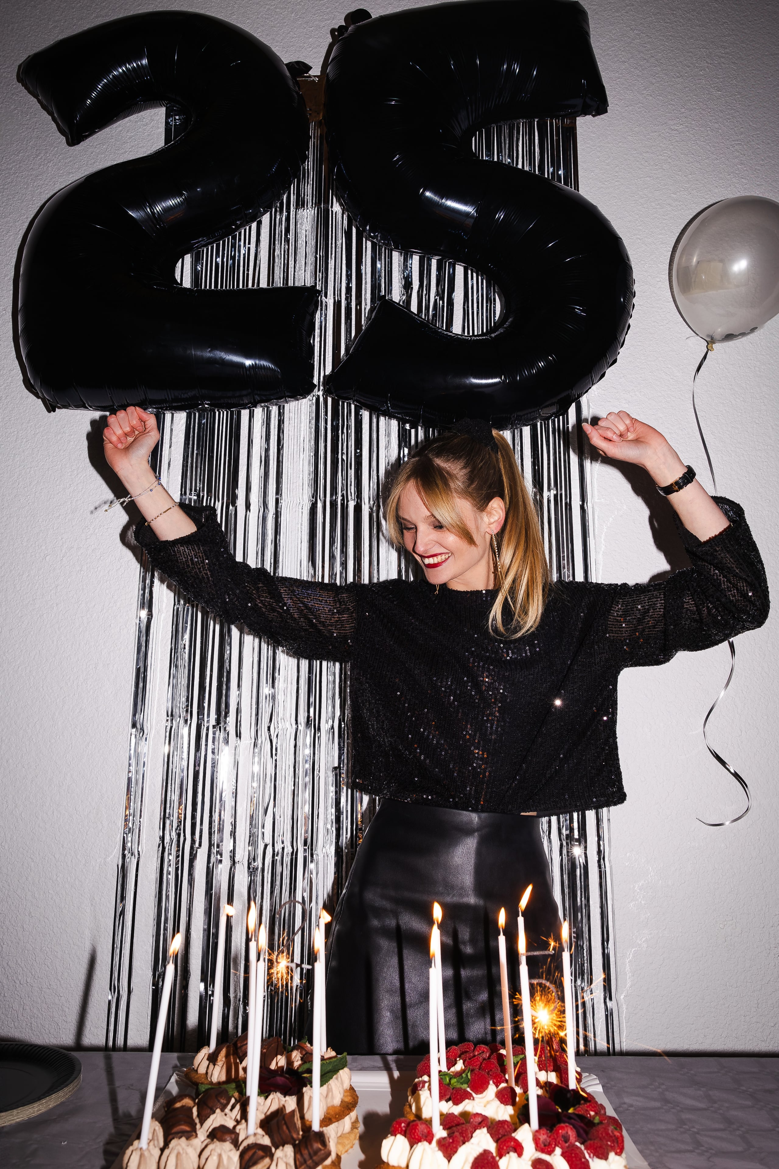 Personne célébrant son anniversaire avec gâteau et décorations de fête