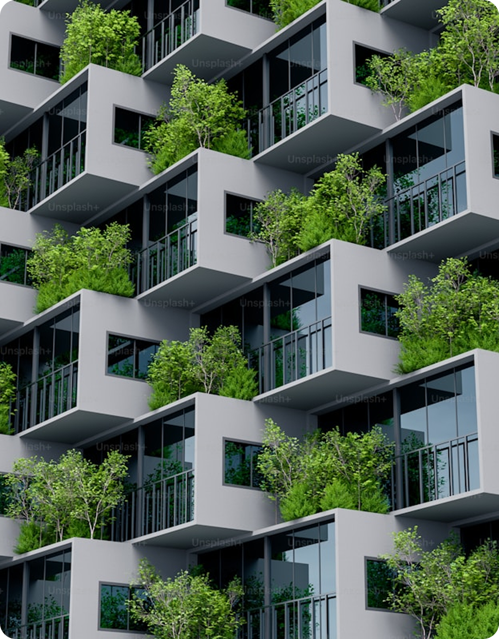 Hållbar grön byggnad med modern arkitektur, stora fönster och frodig lövverk under klarblå himmel med naturligtvis spetsiga moln.
