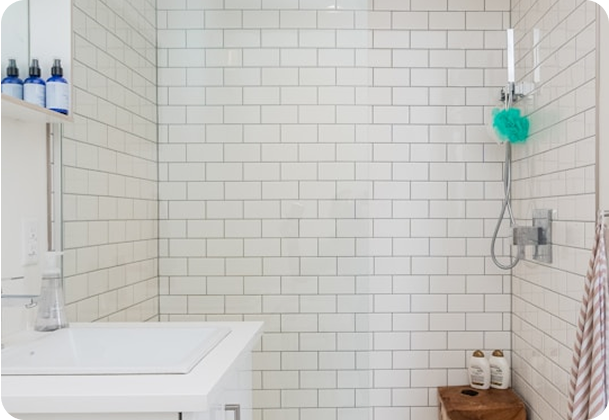 Bygga ett hem med en byggentreprenad byggservice i modern design med vitbygg känsla.