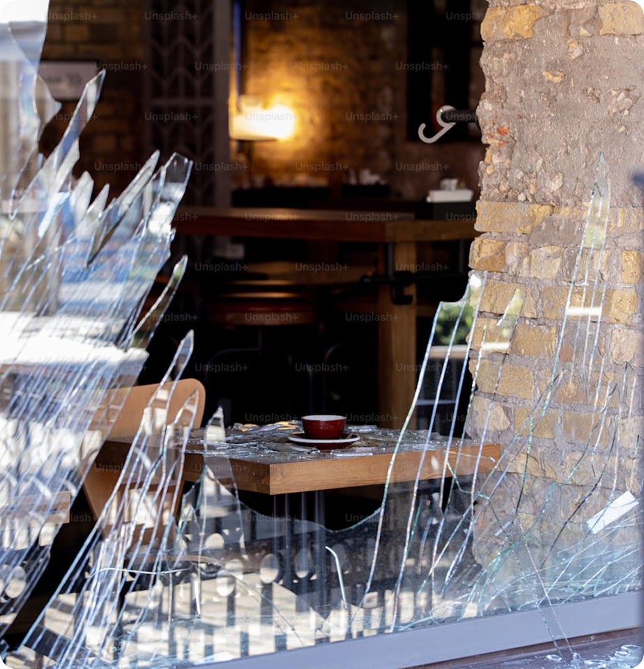 Krossat glas med kaffekopp på bordet mitt bland bygg entreprenad och byggservice-uppgifter i närheten.