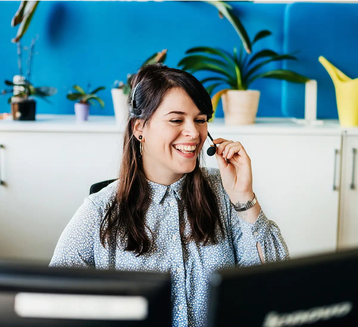 Employee engaged in one-on-one guided learning session on laptop