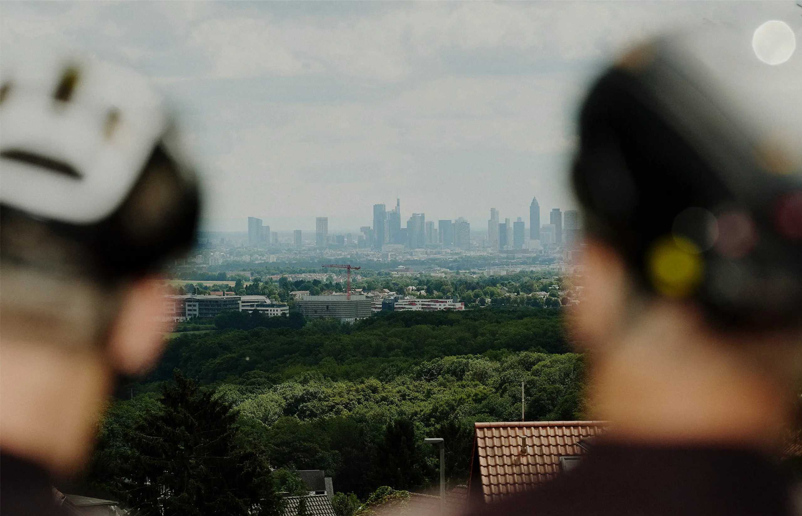 Sporty people looking at frankfurt skyline