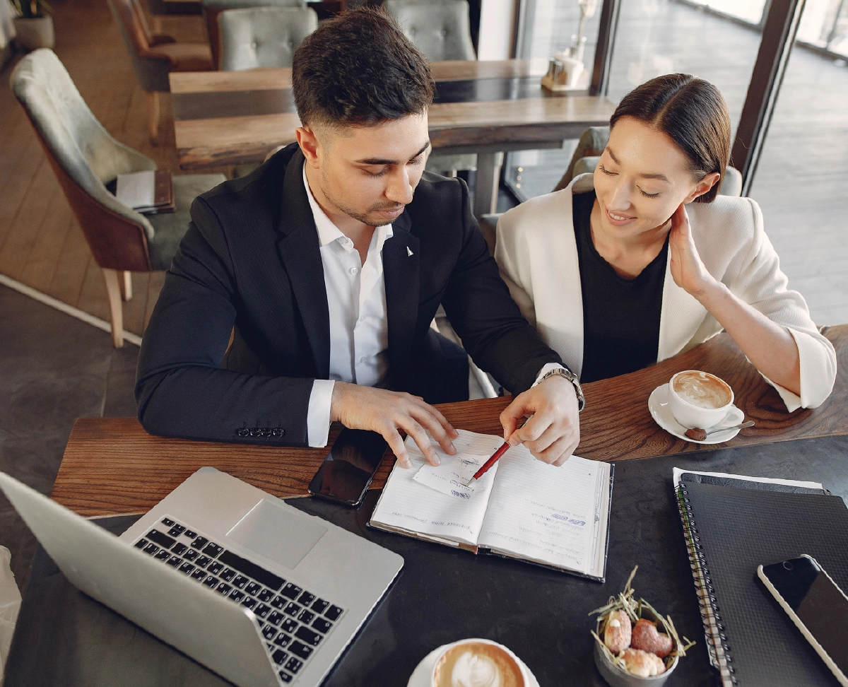 Ejecutivos de Avanza Park revisando información en un cuaderno resolviendo dudas