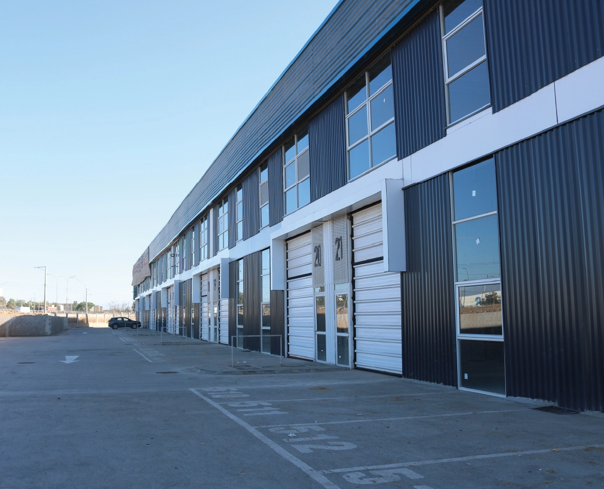 Fachada de las bodegas 20 y 21 del proyecto San Bernardo de Avanza Park con vista a los estacionamientos
