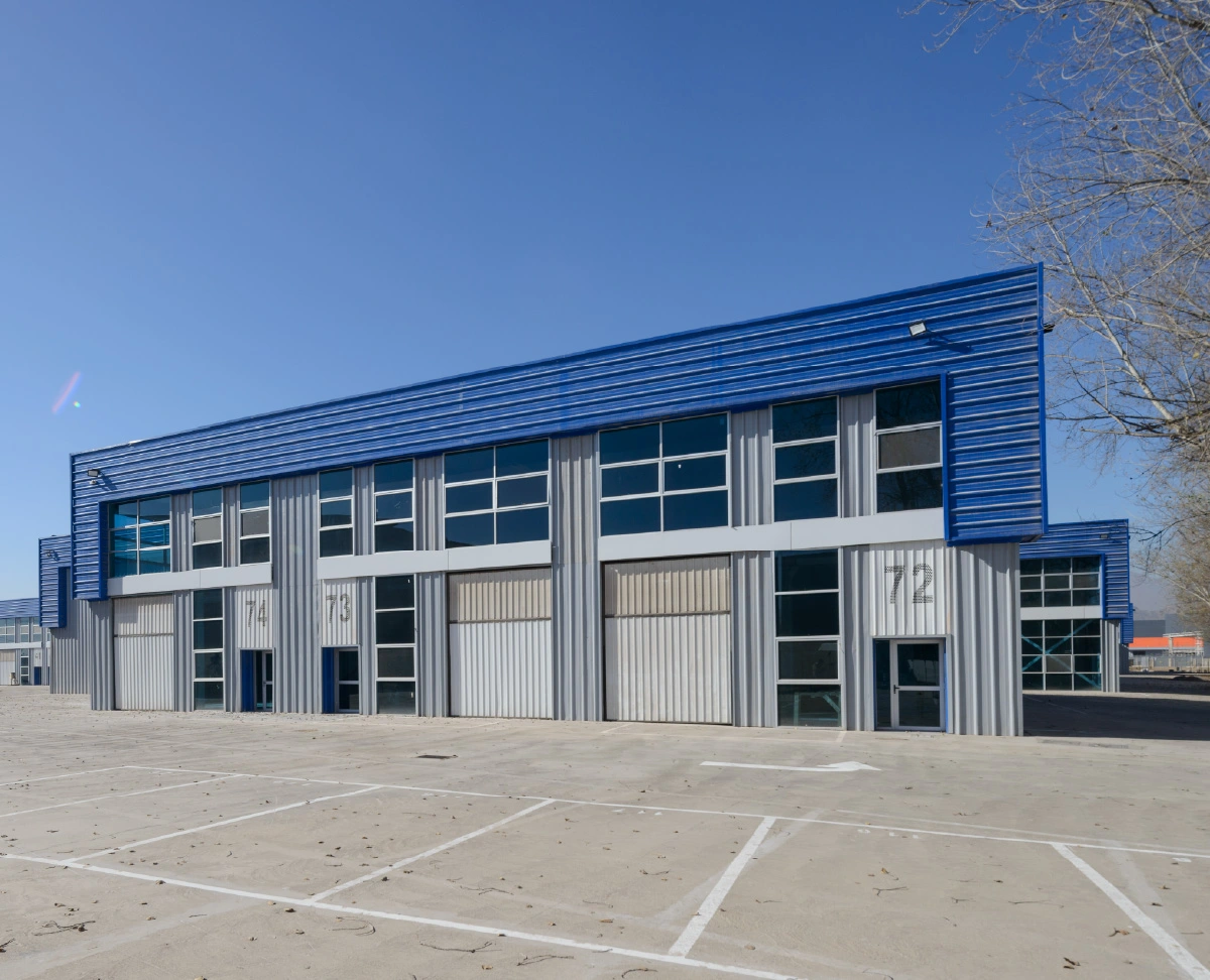 Fachada de bodega Saladillo Avanza Park con bodegas 72, 73 y 74, techos azules y acceso a calle