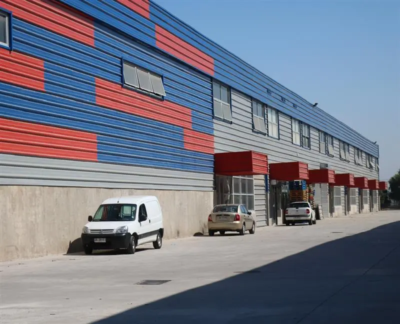 Fachada Avanza Park de bodega Lautaro en blanco y negro mostrando la bodega 05 y autos estacionados