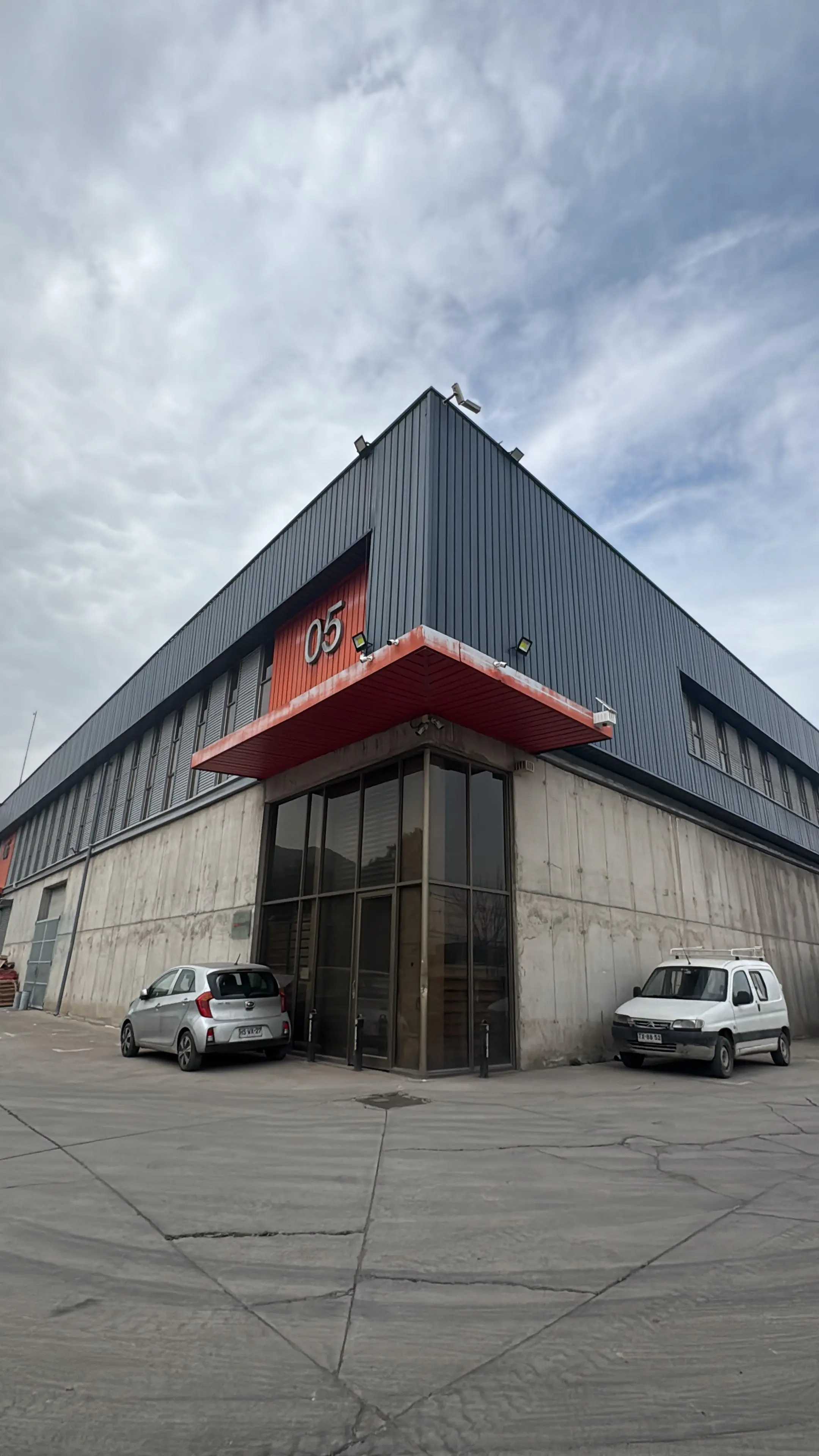 Fachada Avanza Park de bodega Lautaro