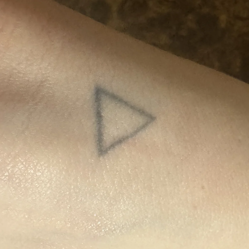 Tatouage triangle au poignet avant détatouage laser chez obé studio à Marseille