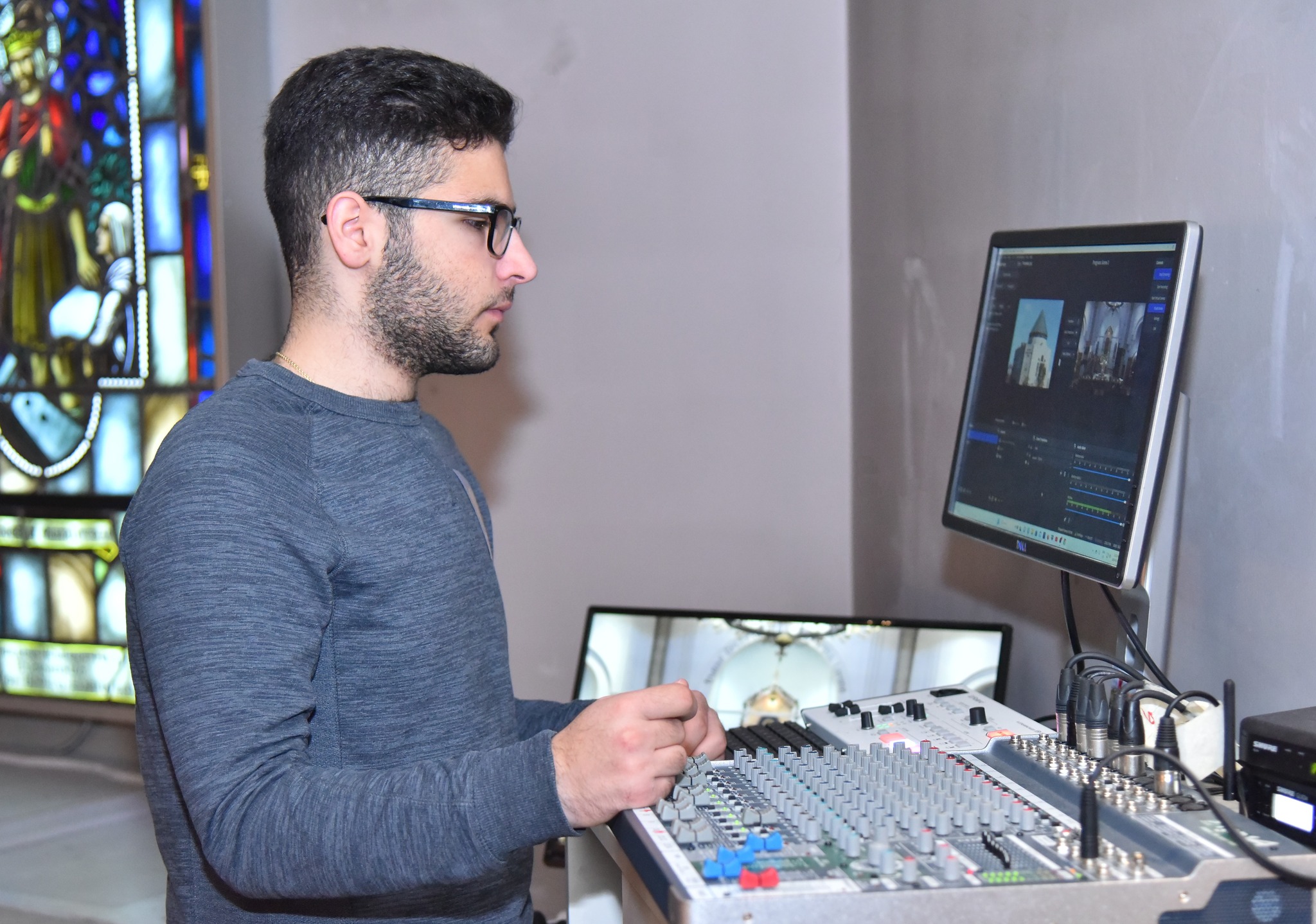 A funeral wreath of pink and white flowers with a ribbon reading “FROM VARTAN VARTANI AND FAMILY” inside Holy Trinity Armenian Church