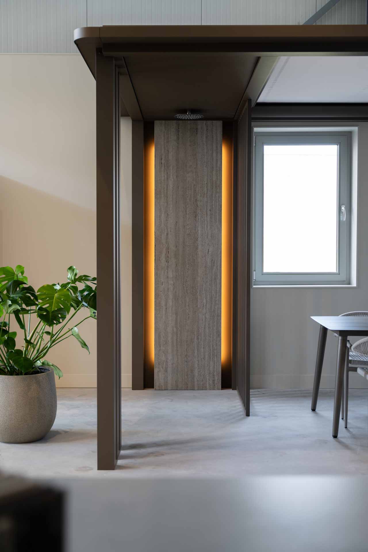 Ervaar in onze showroom hoe luxe en vakmanschap samenkomen in exclusieve terrasoverkappingen.