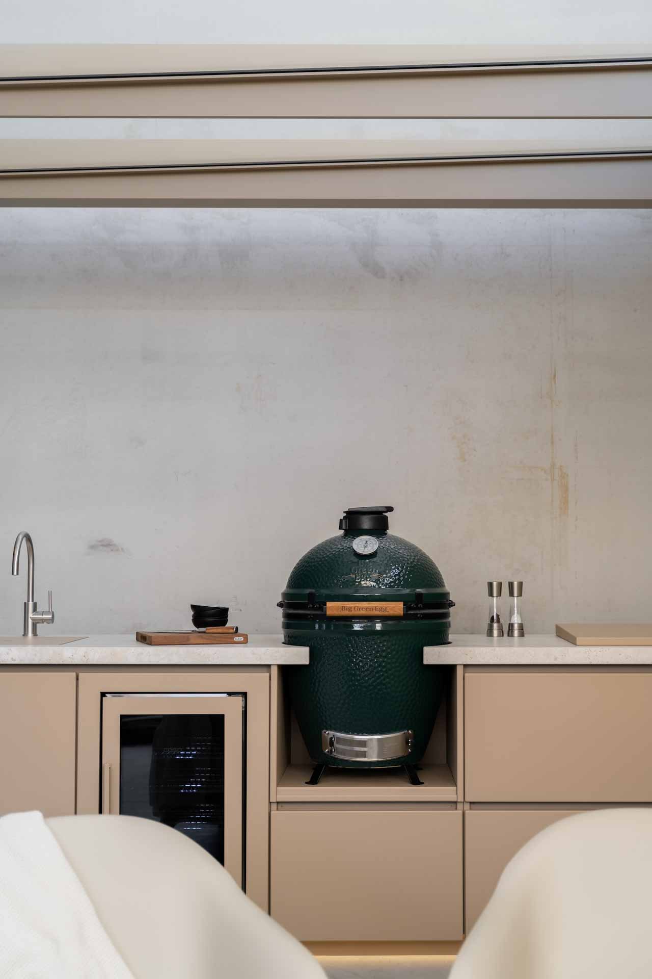 Ontdek in de showroom hoe maatwerk en esthetiek samen uw ideale buitenruimte vormgeven.