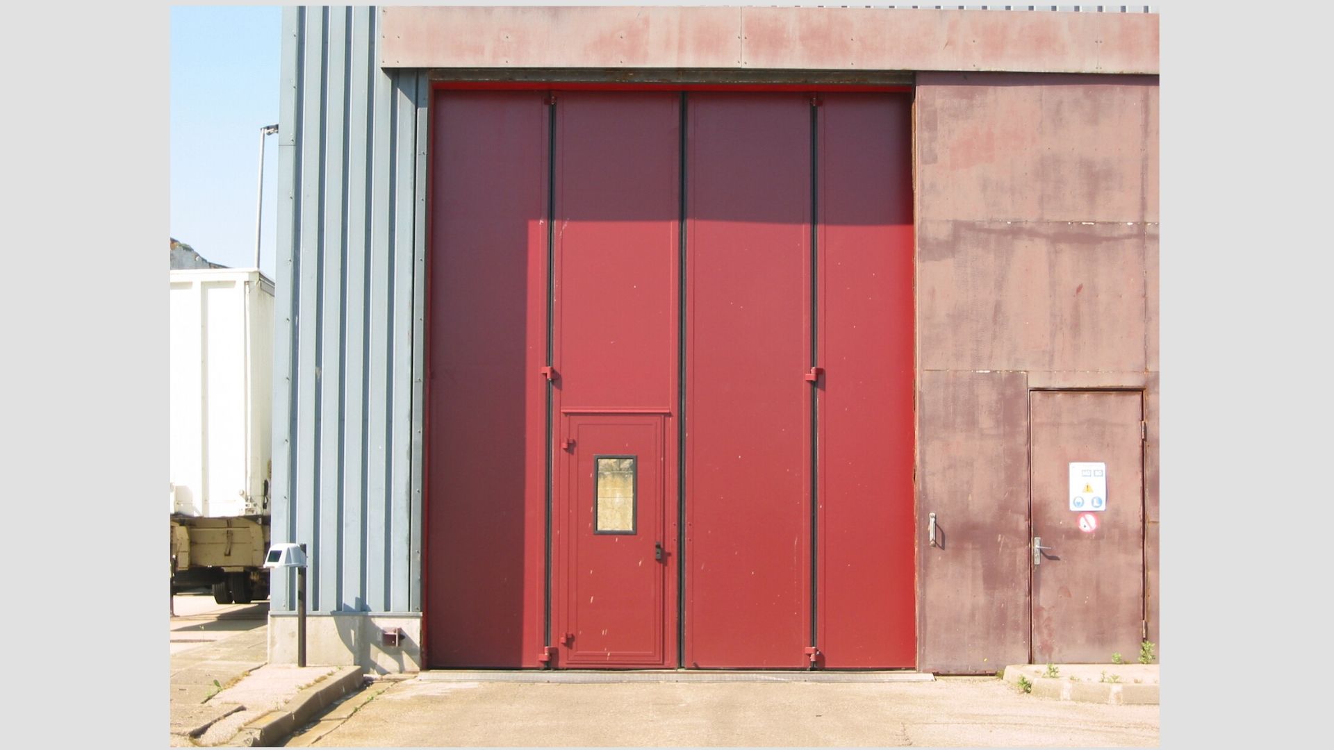 Portail accordéon avec portillon intégré