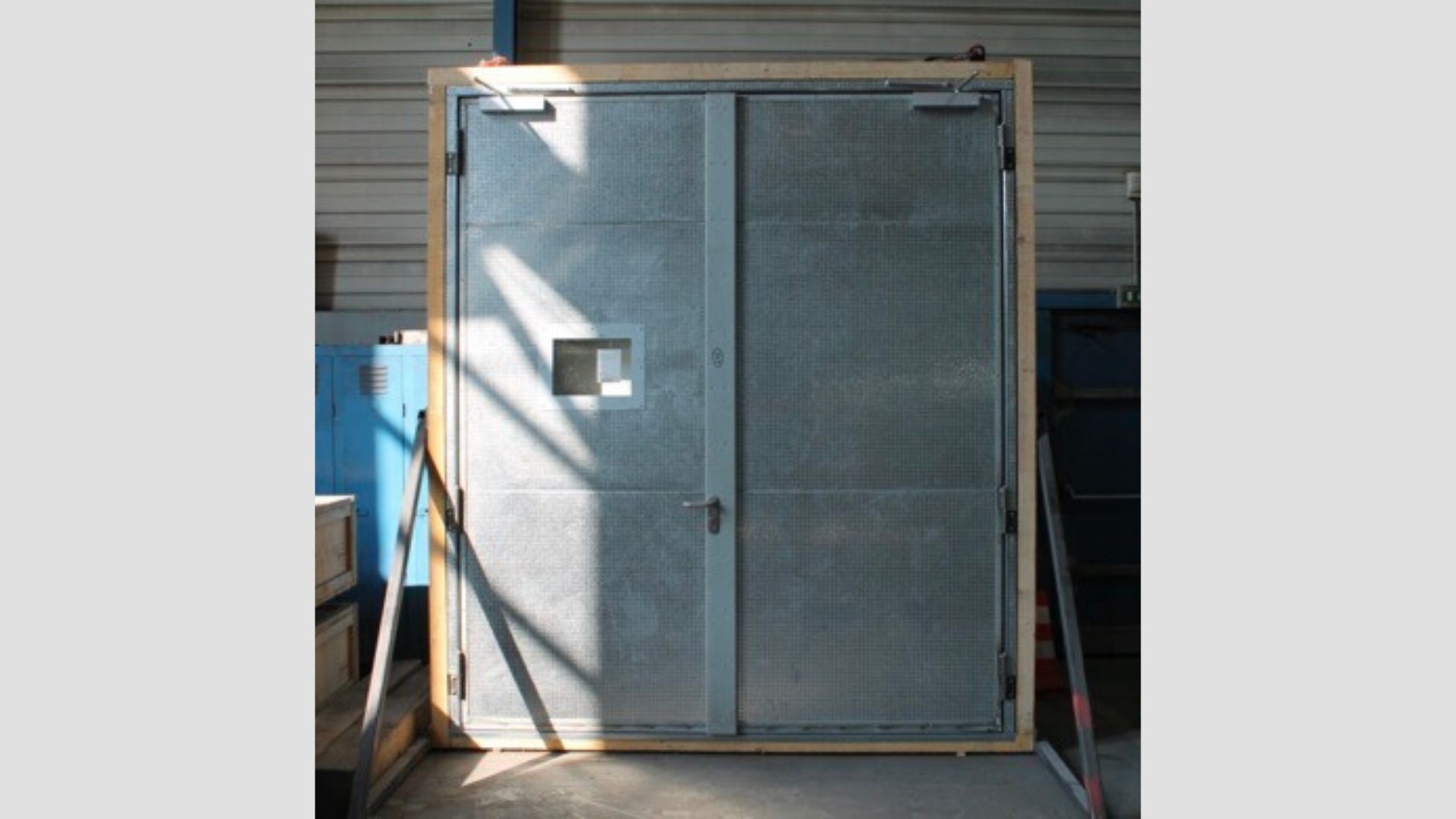 Porte coupe-feu deux vantaux avec oculus