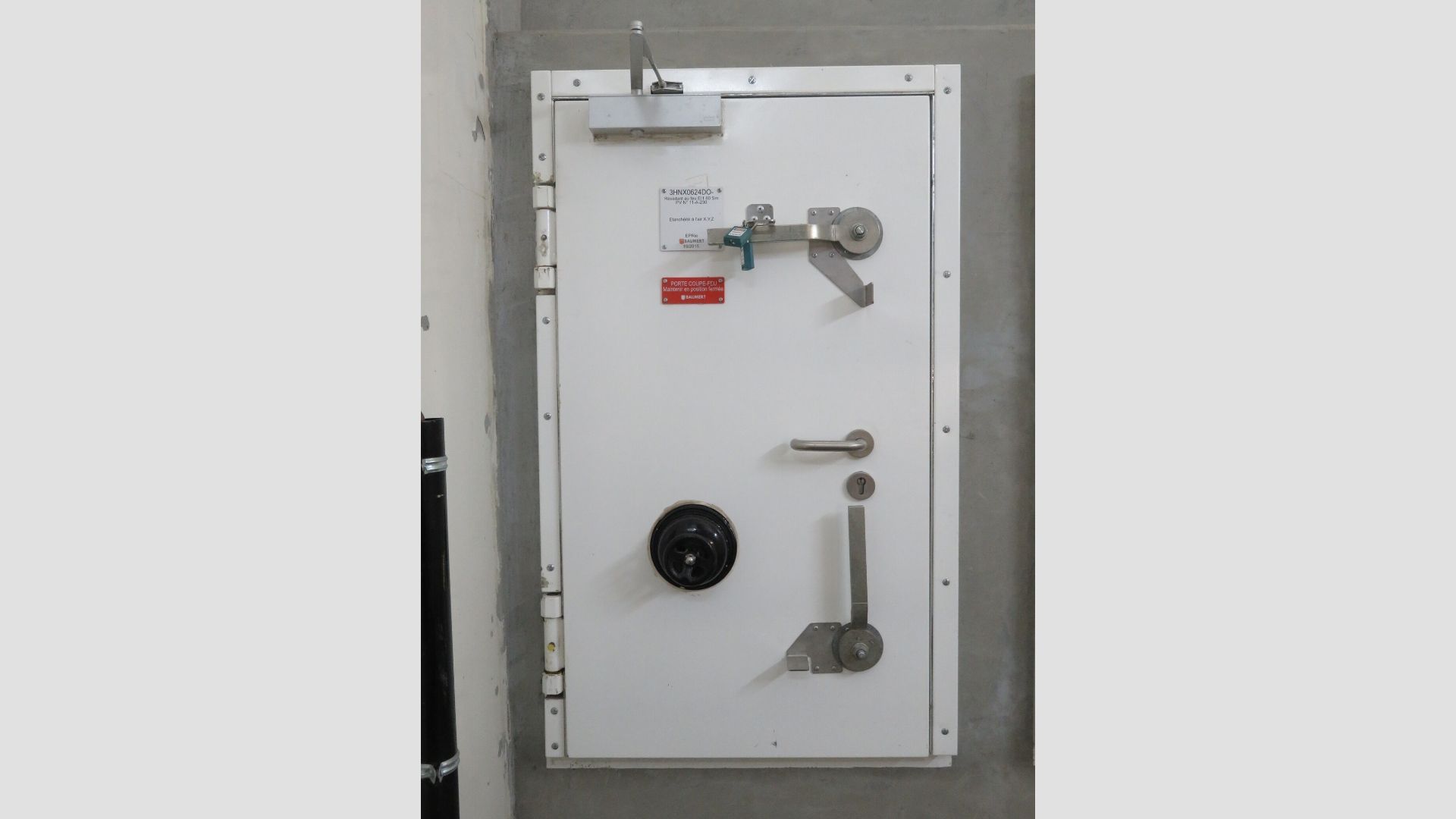 Porte étanche et coupe-feu blanche avec groom