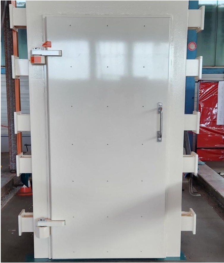 Porte à fermeture à crémaillère