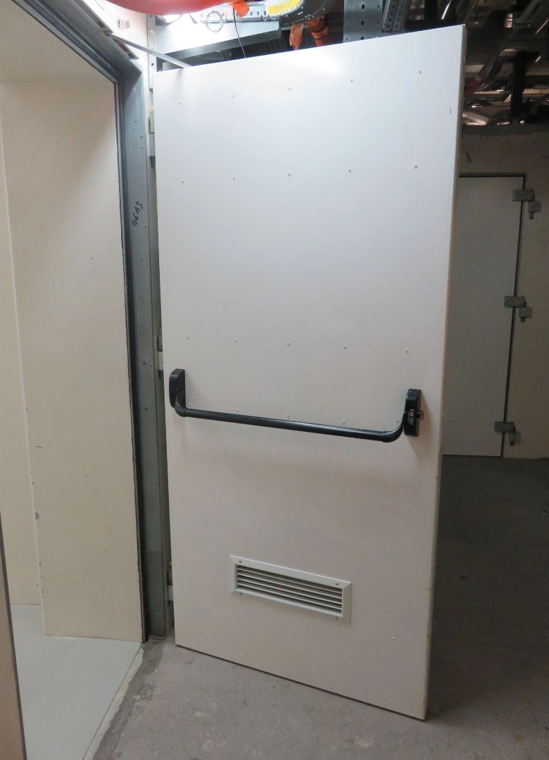 Deux portes pare-flamme blanches