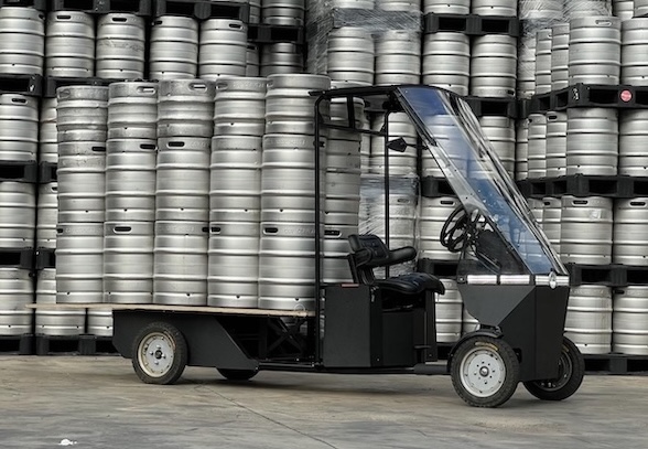 Mothium Pick-Up Cargobike loaded with beer kegs during last-mile delivery — showcasing its 340 kg payload capacity and unmatched versatility for urban logistics.