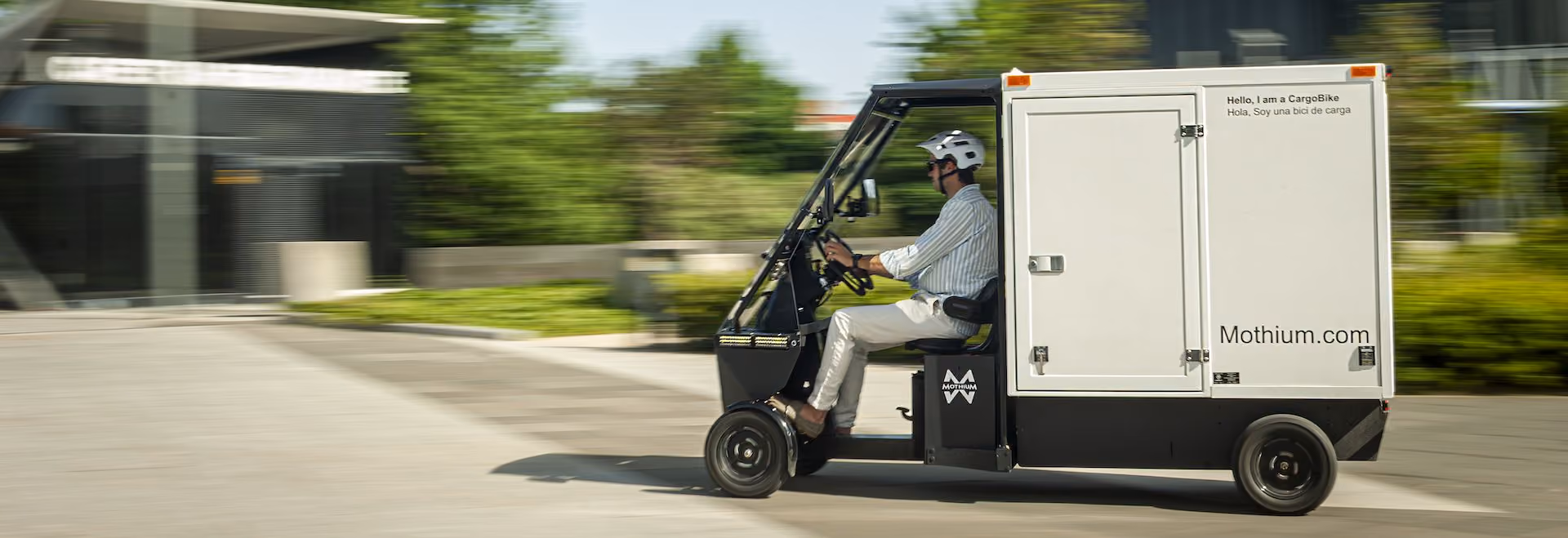 Mothium eCargoBike delivering on a city street