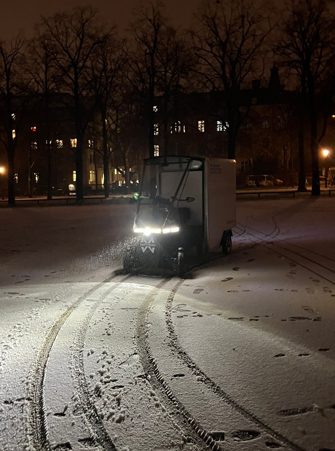 Mothium CargoBike operating on snow-covered streets in Munich during winter testing