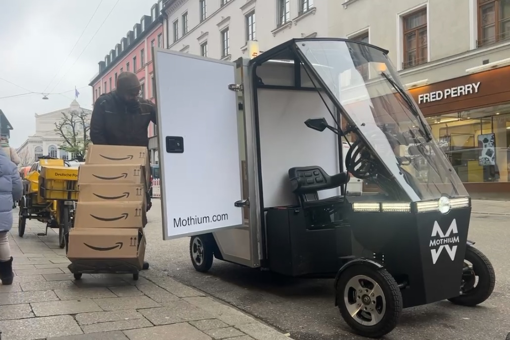 Winter delivery in Munich: Mothium CargoBike used by UPS to deliver Amazon parcels