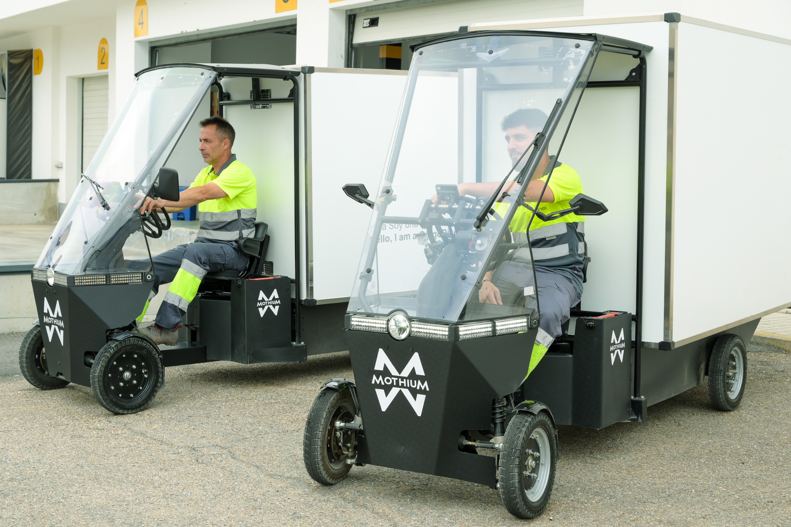 Dos operarios conducen eCargoBikes de Mothium en una plataforma logística