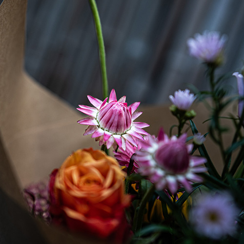 Helichrysum in het boeket van de week van Bloemenatelier