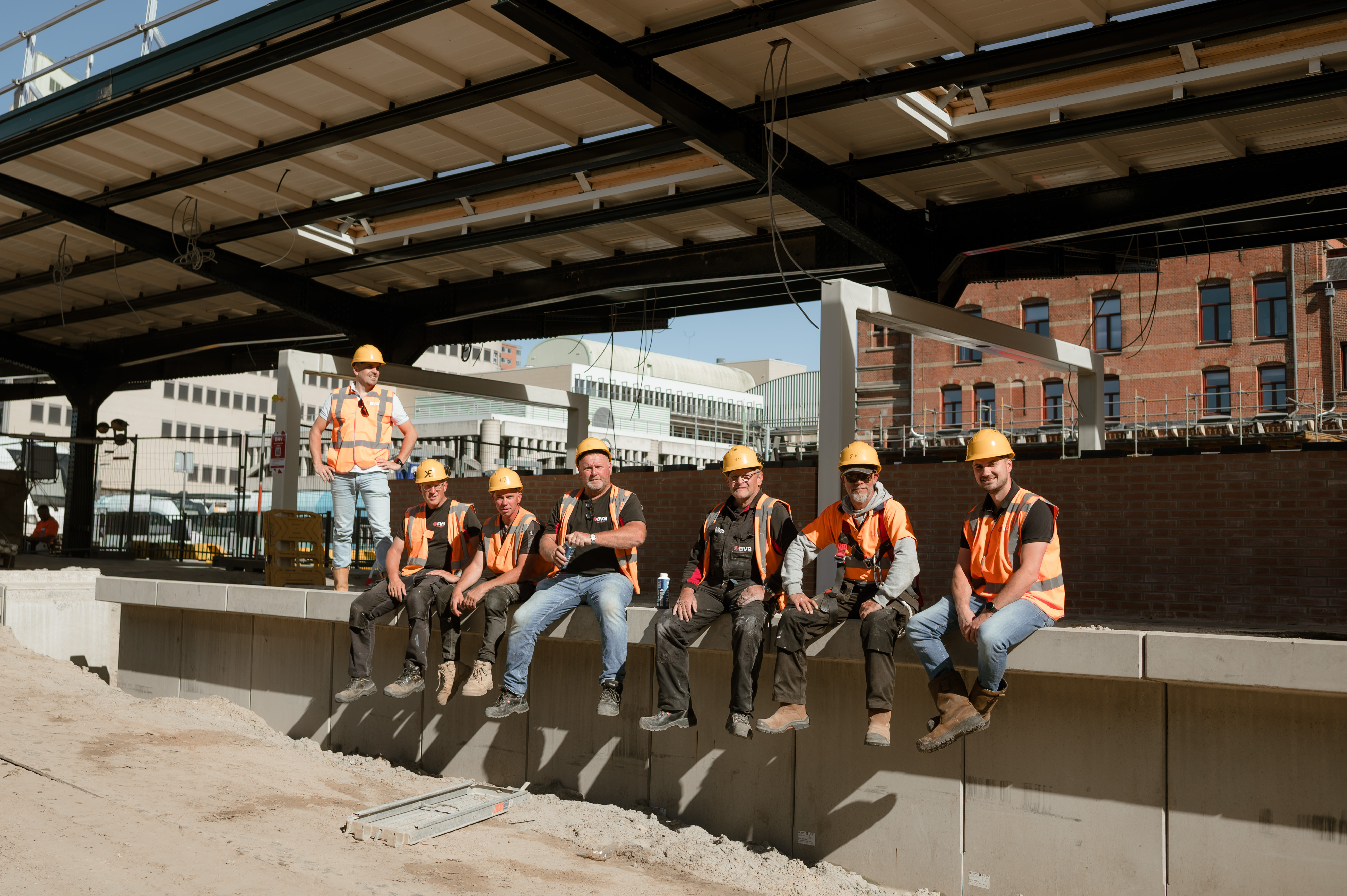 image depicting employees collaborating (for a manufacturing plant)