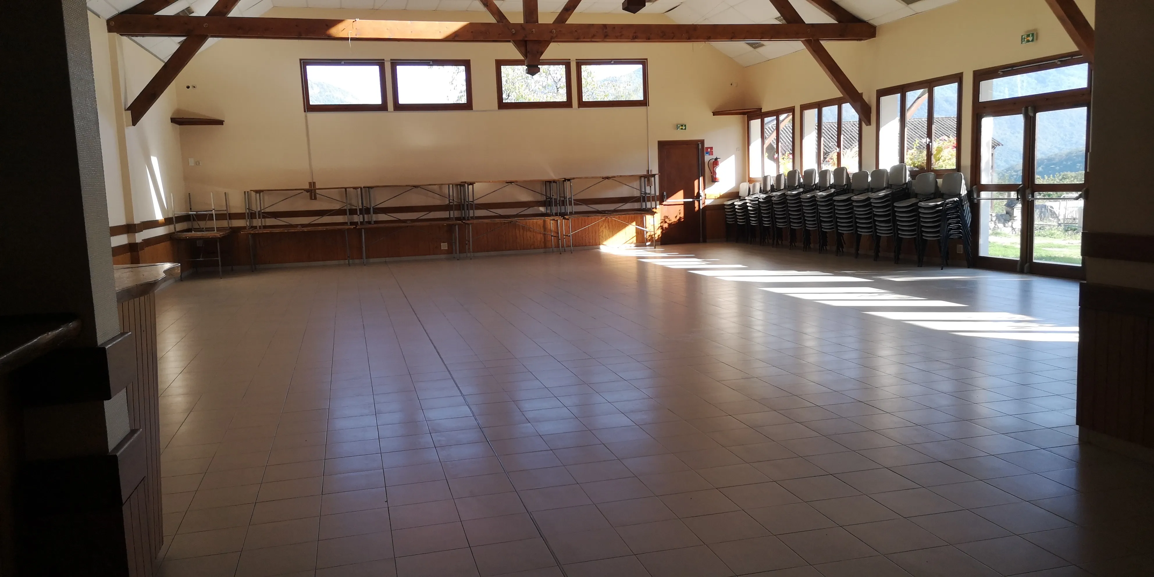 Salle polyvalente - Vue large de la salle