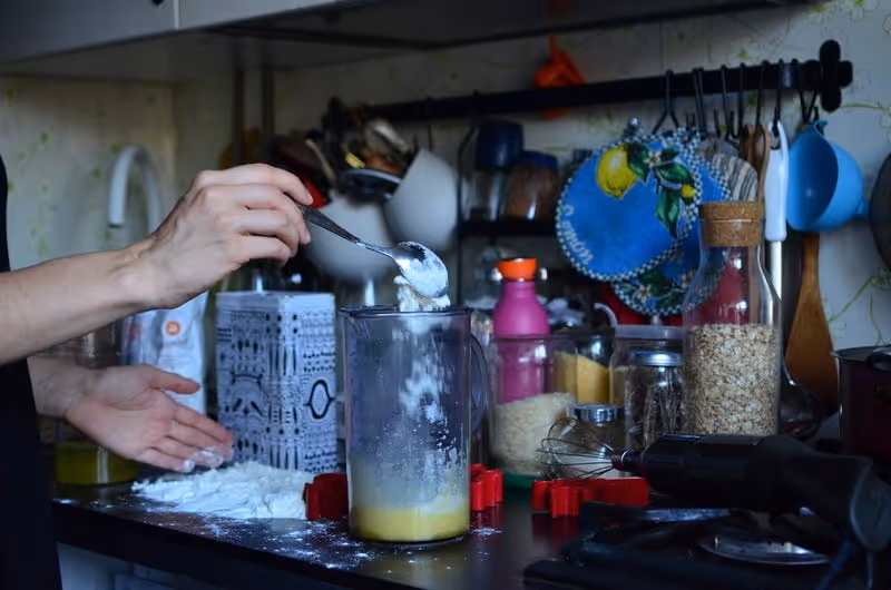 Preparando o bolo com ingredientes sem embalagem plástica