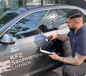 Kfz Gutachter bei der Arbeit