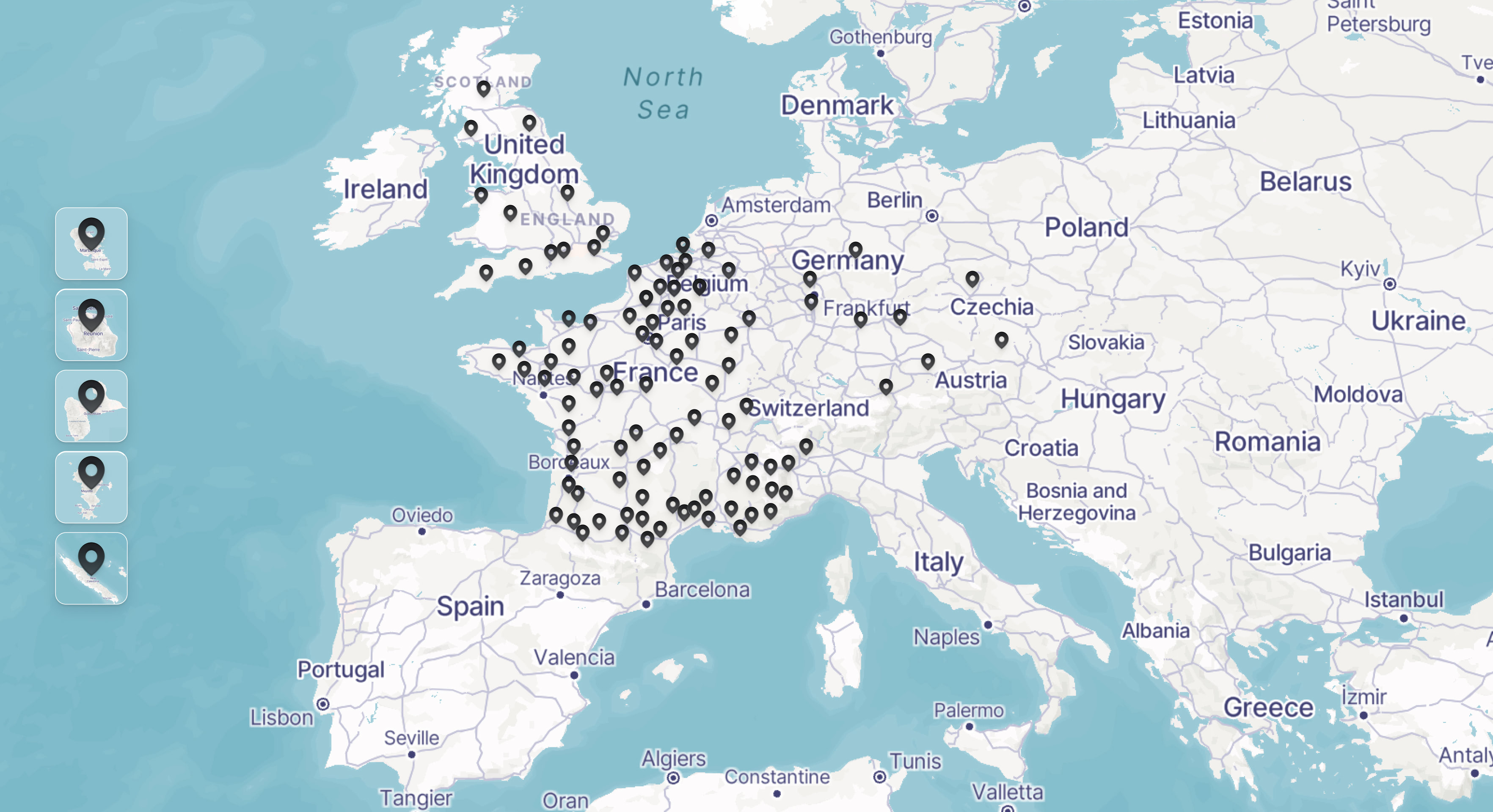 Carte de la France et de ses régions environnantes avec de nombreux marqueurs de localisation noirs disséminés sur tout le territoire français.