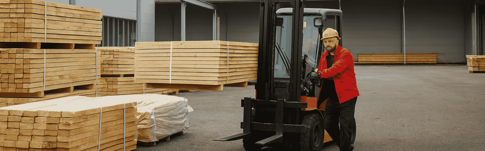 Gabestapler auf ein Betriebsgelände mit Paletten mit Holz gelagert