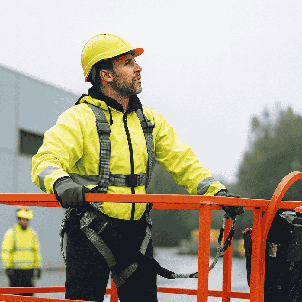 Ein Mann auf einer Hubarbeitsbühne