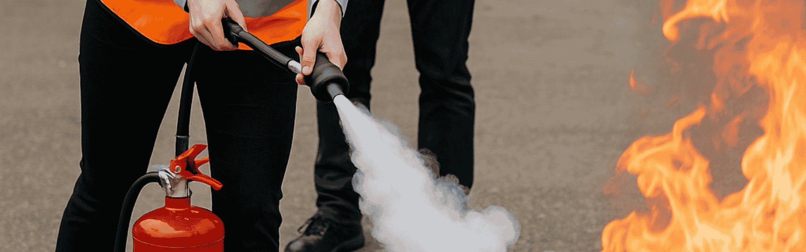 Eine praktische Brandschutzübung, bedienung des feuerlöschers