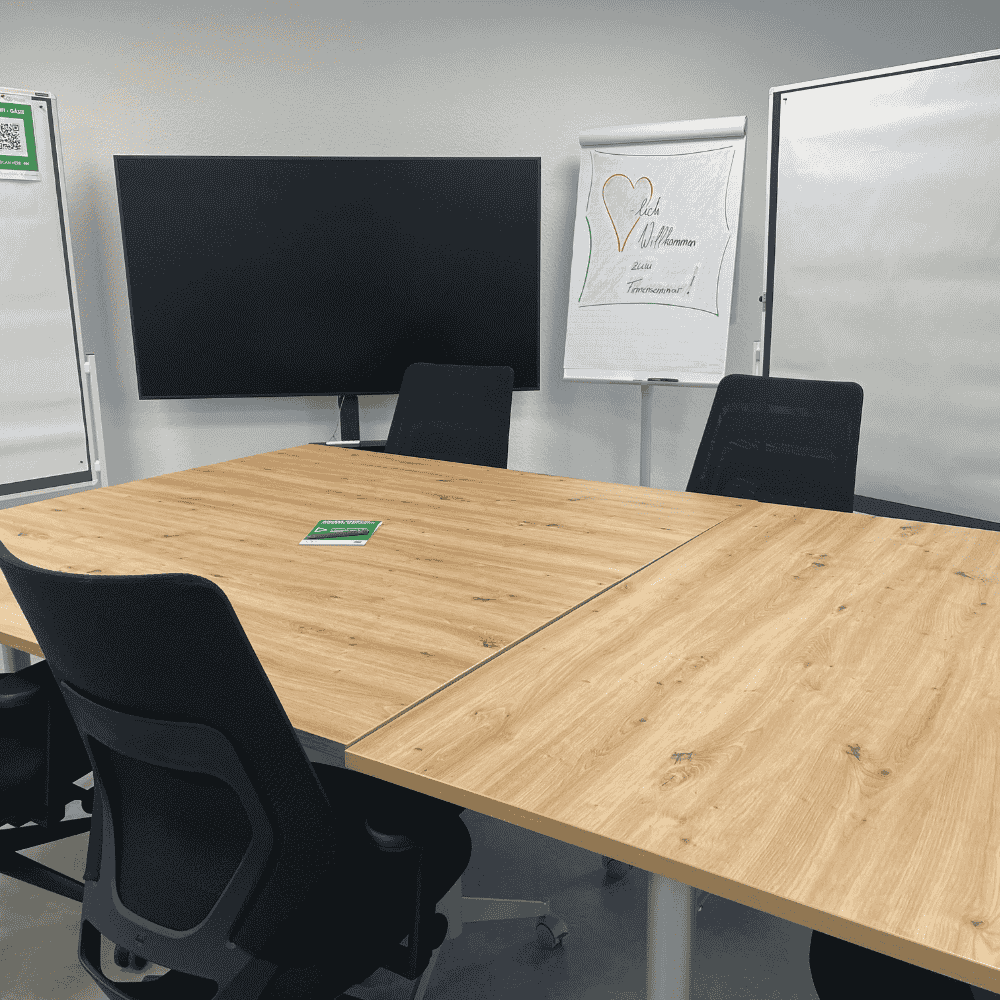 Seminarraum ArSiK mit Tischen und Bürostühle