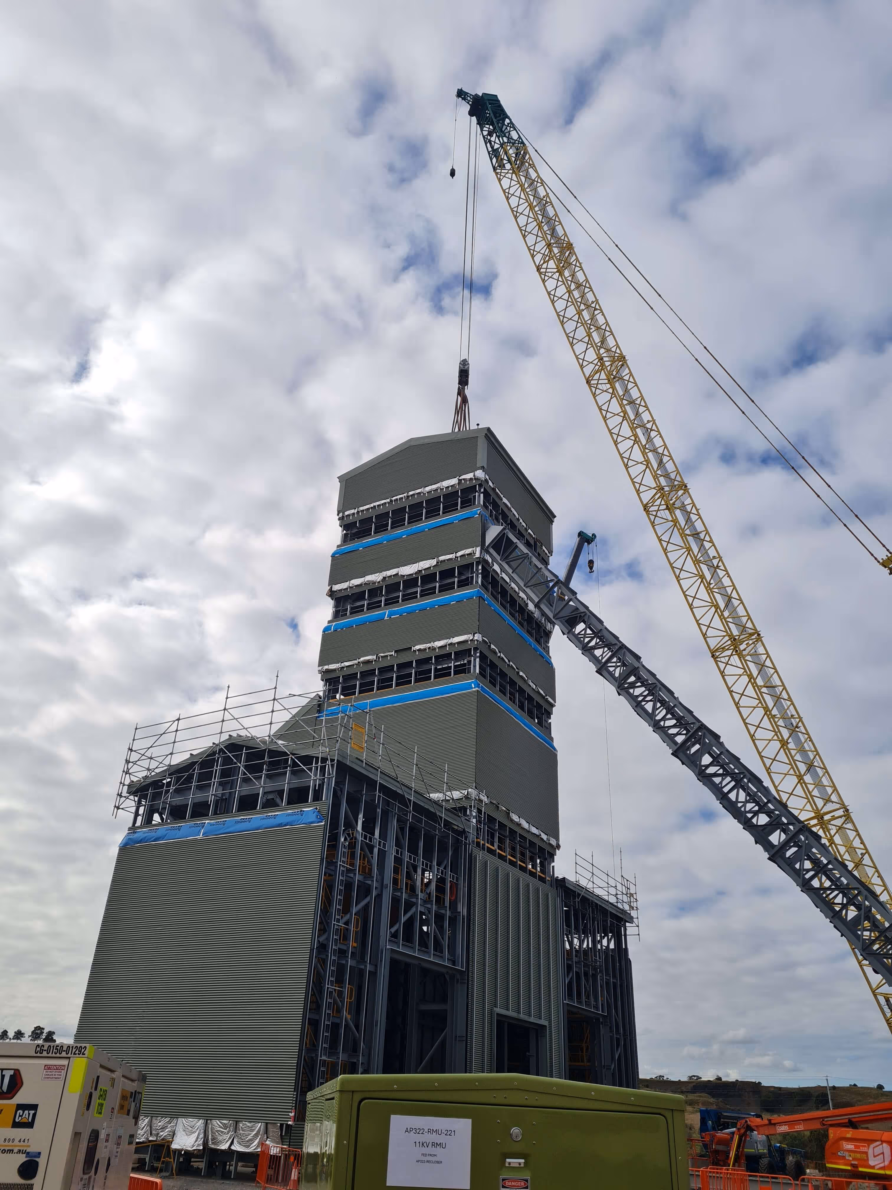 Use of 250t crane to install sheeted module sestion of project